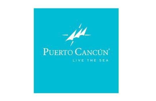 Logotipo de Puerto Cancún sobre un cuadrado verde azulado con un diseño abstracto blanco y el texto 