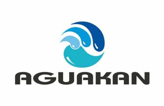 Logotipo de Aguakan: diseño estilizado de gotas de agua en azul y turquesa sobre la palabra 