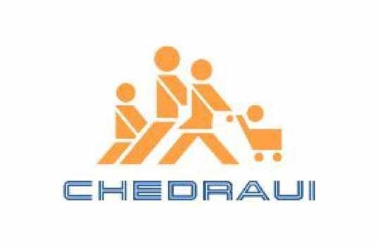 Logotipo de Chedraui: Una silueta familiar naranja con un carrito de compras sobre el texto azul 