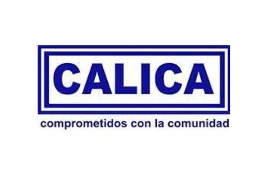 Logotipo: “CALICA” en azul dentro de un rectángulo blanco con borde azul, con “Comprometidos con la Comunidad” debajo en minúsculas.