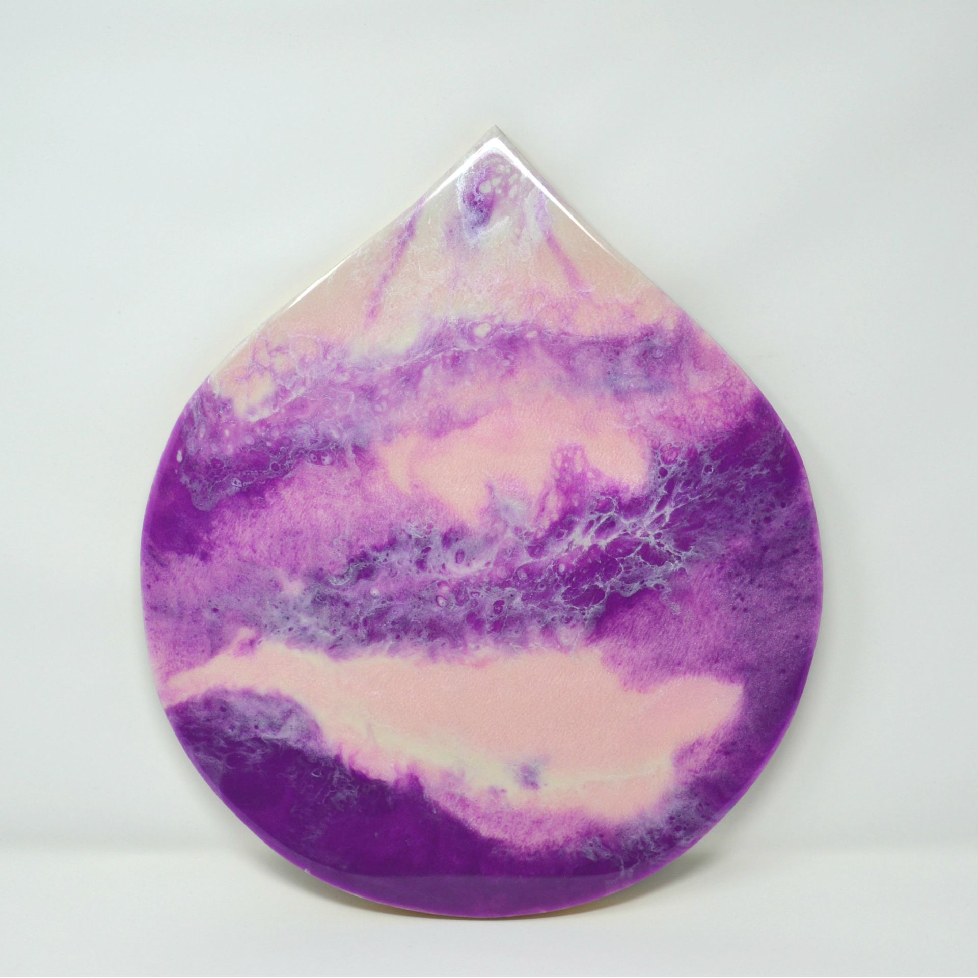 Drop-shaped original resin artwork in pink, violet and pearl tones inspired by water, dreams and gentle transformation