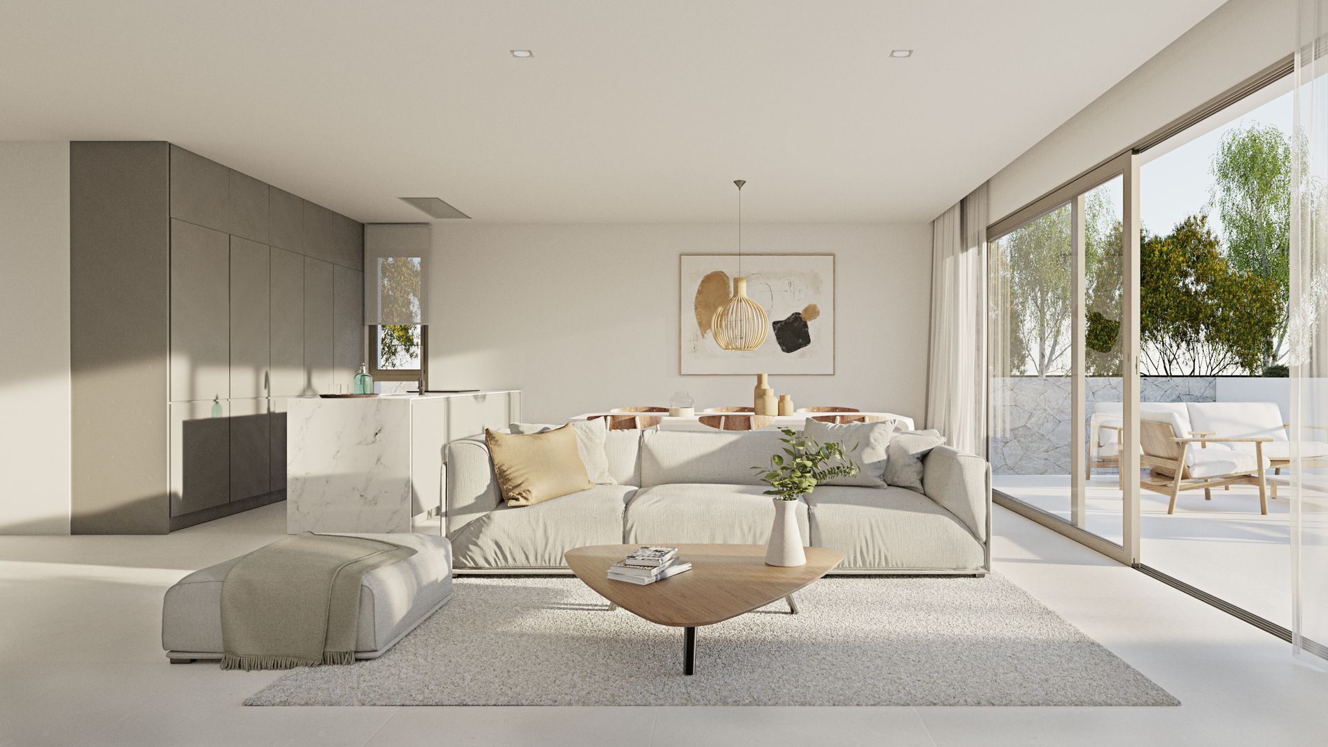 Sala de estar moderna y luminosa con sofá blanco, sillas de madera, lámpara de pie arqueada y plantas de interior.