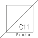 Logotipo de C11 Estudio con un cuadrado negro, una línea diagonal y texto debajo.