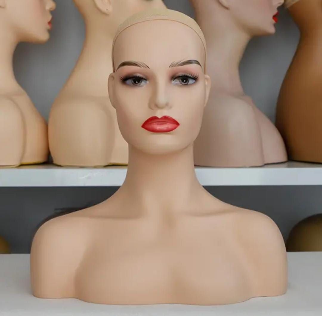 RF368 - Training or display Mannequin head with shoulder.