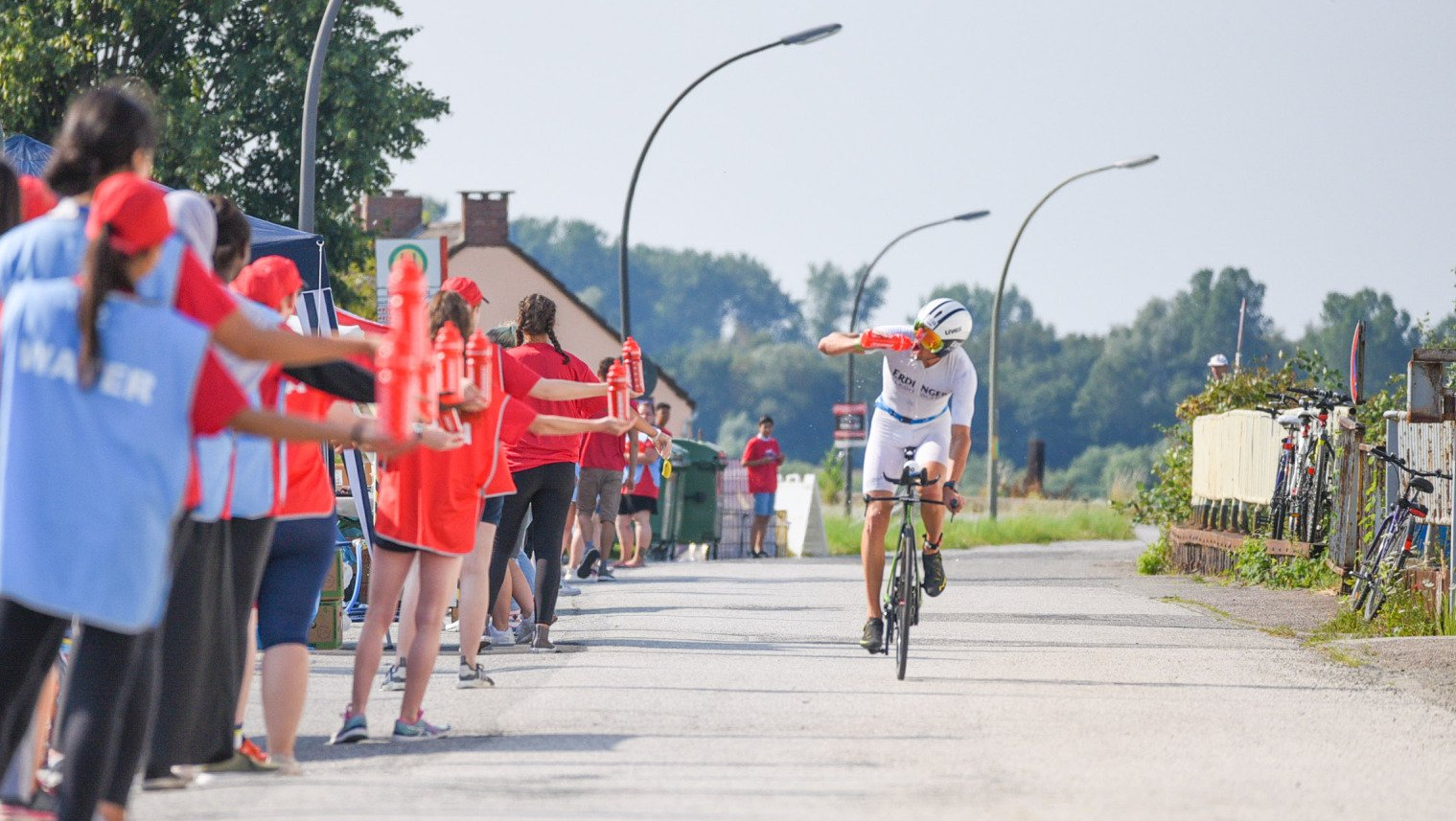 Triathlet an einer Verpflegungsstation beim Ironman Hamburg