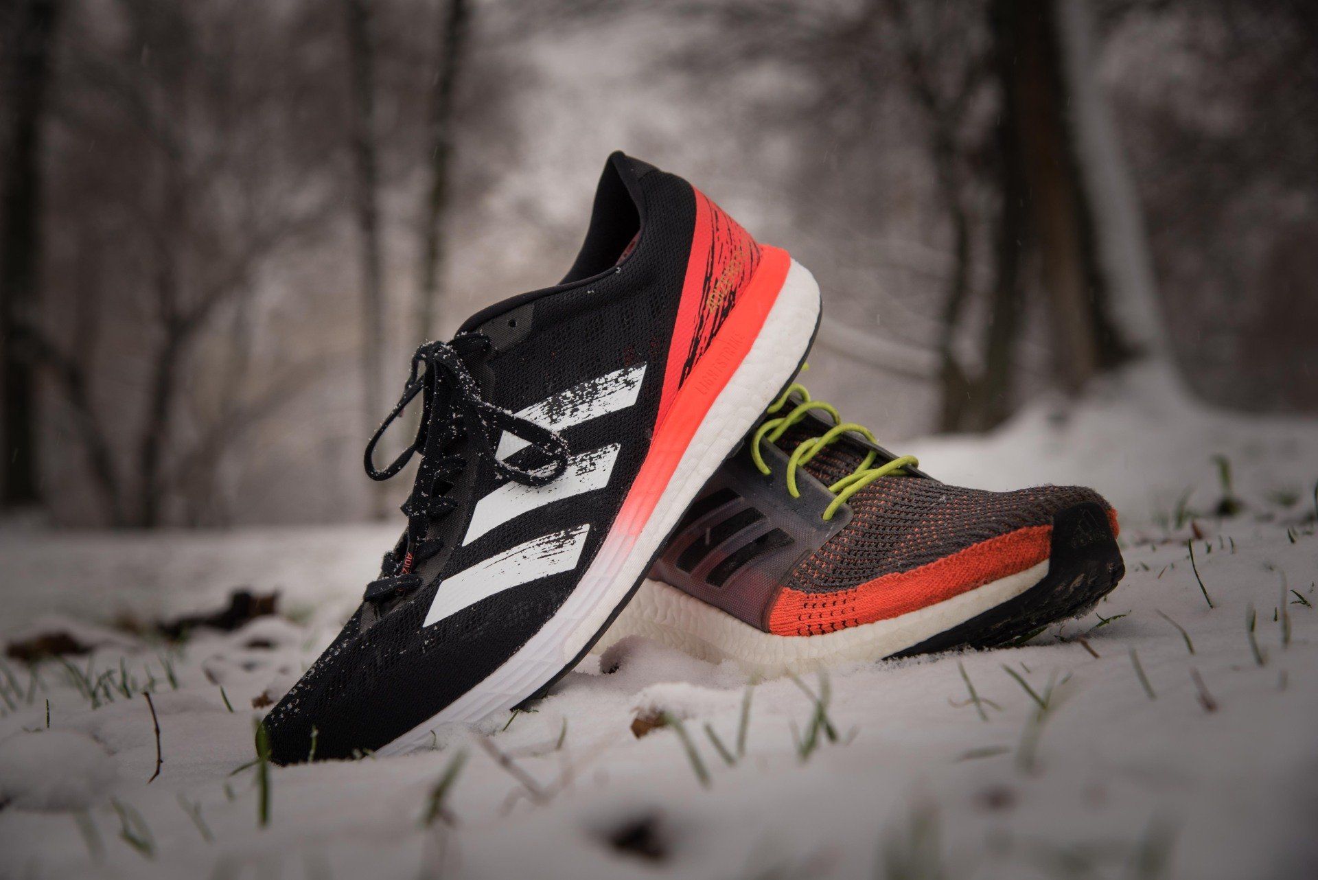 Zwei unterschiedliche Laufschuhe im Schnee