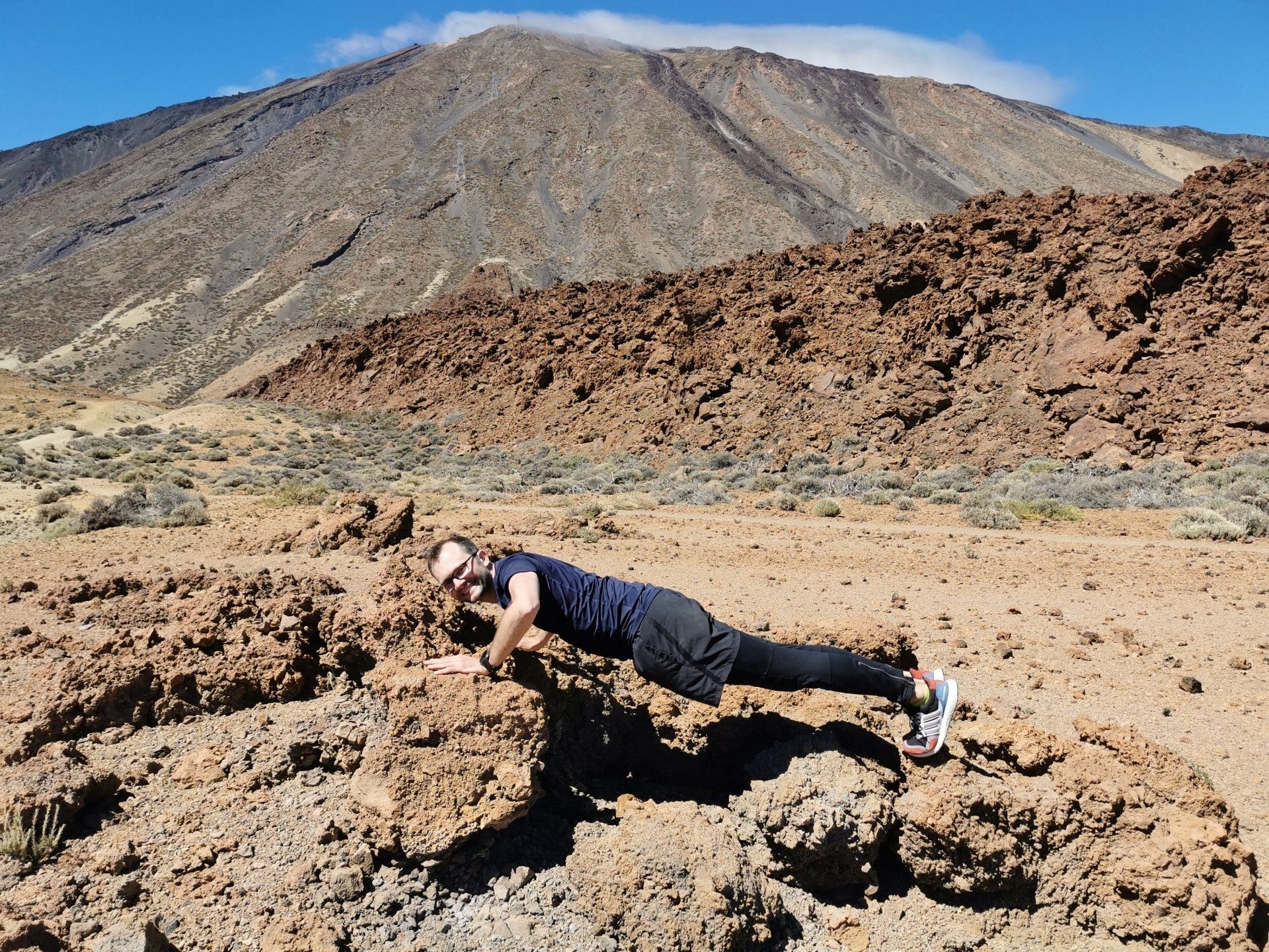 Liegestütz auf Vulkangestein Liegestütz auf Vulkangestein vor dem Vulkan El Teide auf Teneriffa