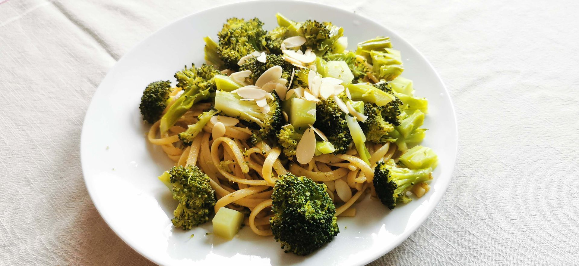 Linguine mit Fenchelpesto, Brokkoli und Mandelsplittern