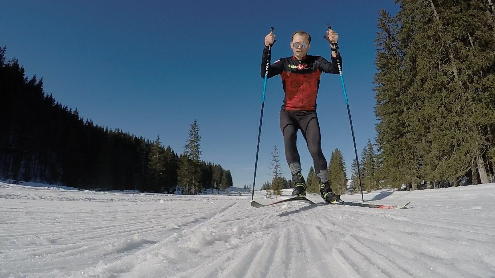 Ein Mann betreibt Langlauf Skating im Winter