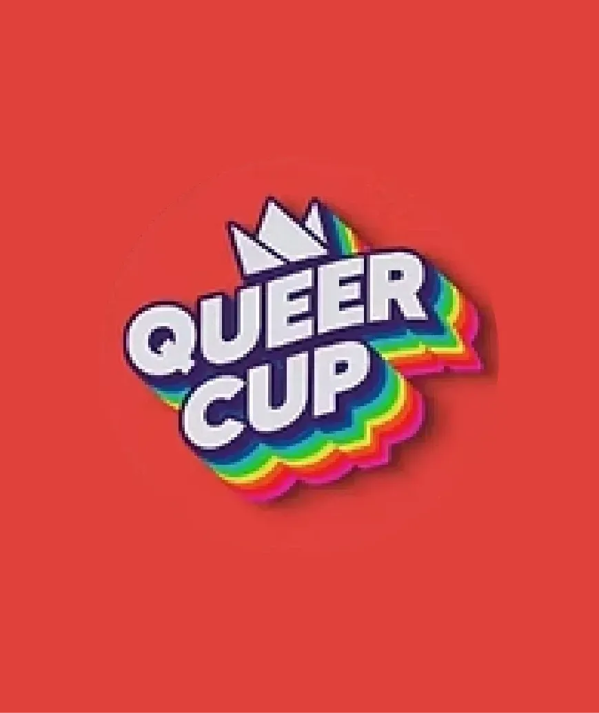 Logotipo da Queer Cup em branco com sombra de arco-íris sobre fundo vermelho.