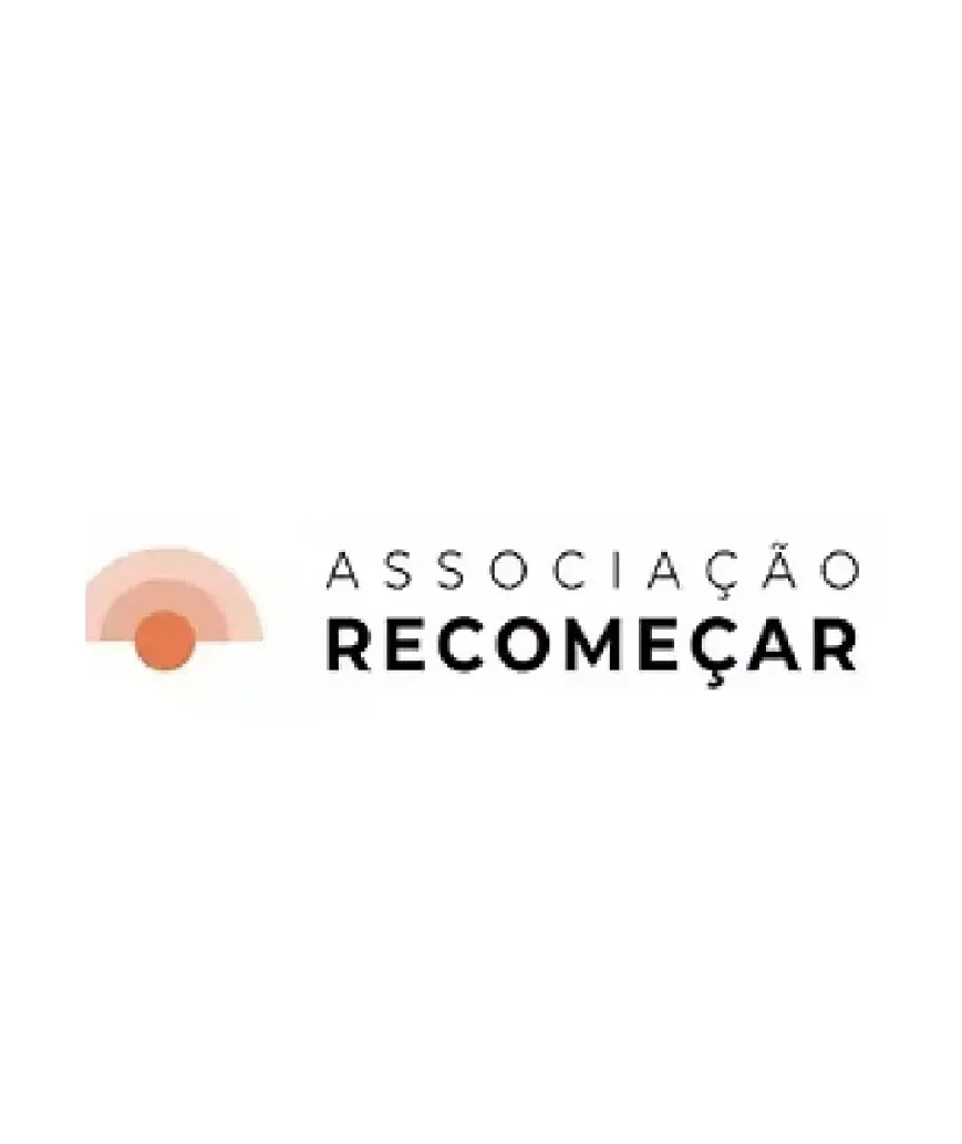 Logo da Associação Recomeçar, com símbolo circular em tons de rosa e laranja sobre fundo branco.