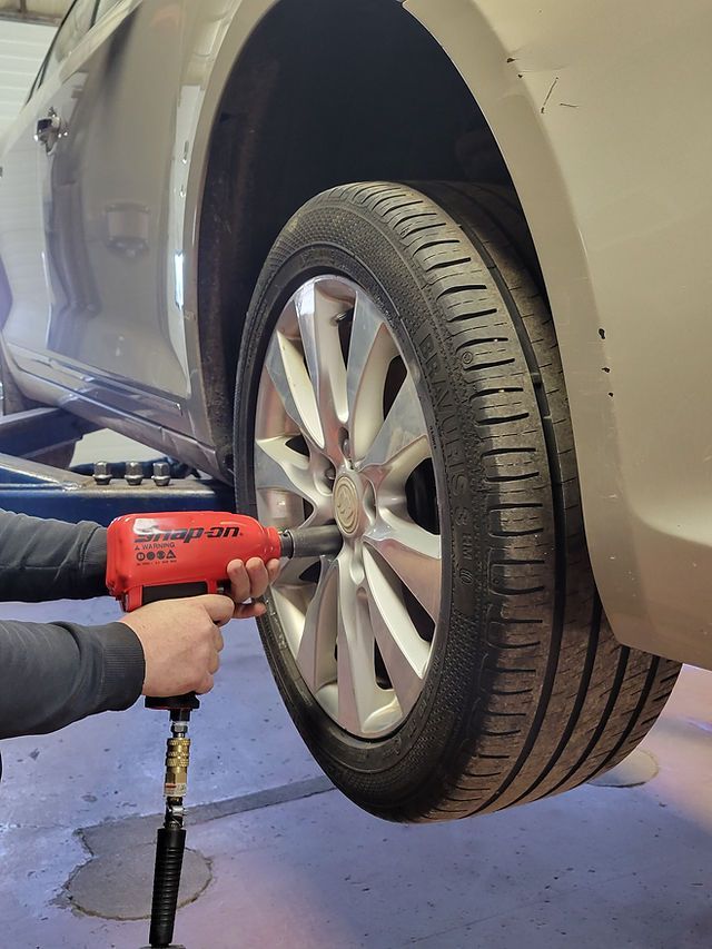Changing Wheel In D & D 24 Hr Towing And Complete Auto Repair - Appleton, WI - D & D 24 Hr Towing Inc