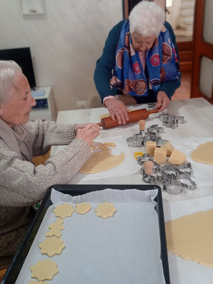 Anziane che preparano biscotti fatti in casa