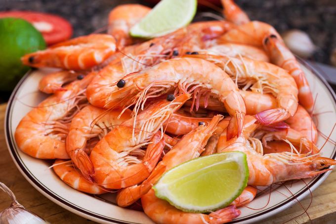 Piatto di gamberi cotti con spicchi di lime su un tavolo