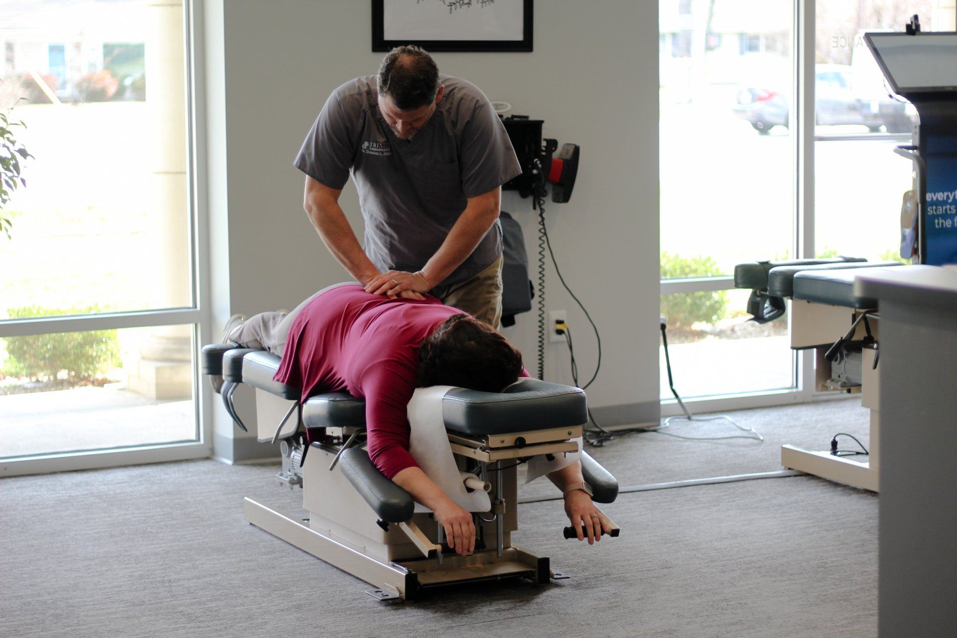 dr. johns adjusting patient at louisville office