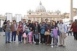 A large group of people are posing for a picture in front of a building.