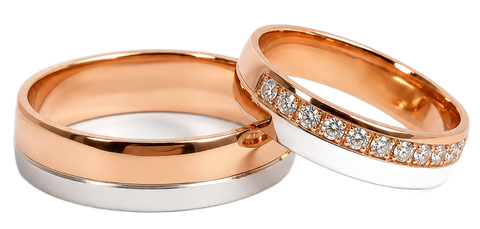 Dos alianzas de boda de oro y plata, una con pequeños diamantes, sobre un fondo blanco.