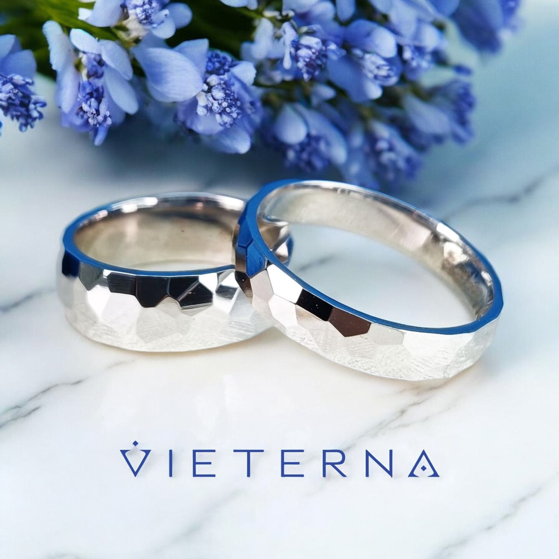 Anillos de boda oro Blanco Martillado 10 y 14 Kilates. 