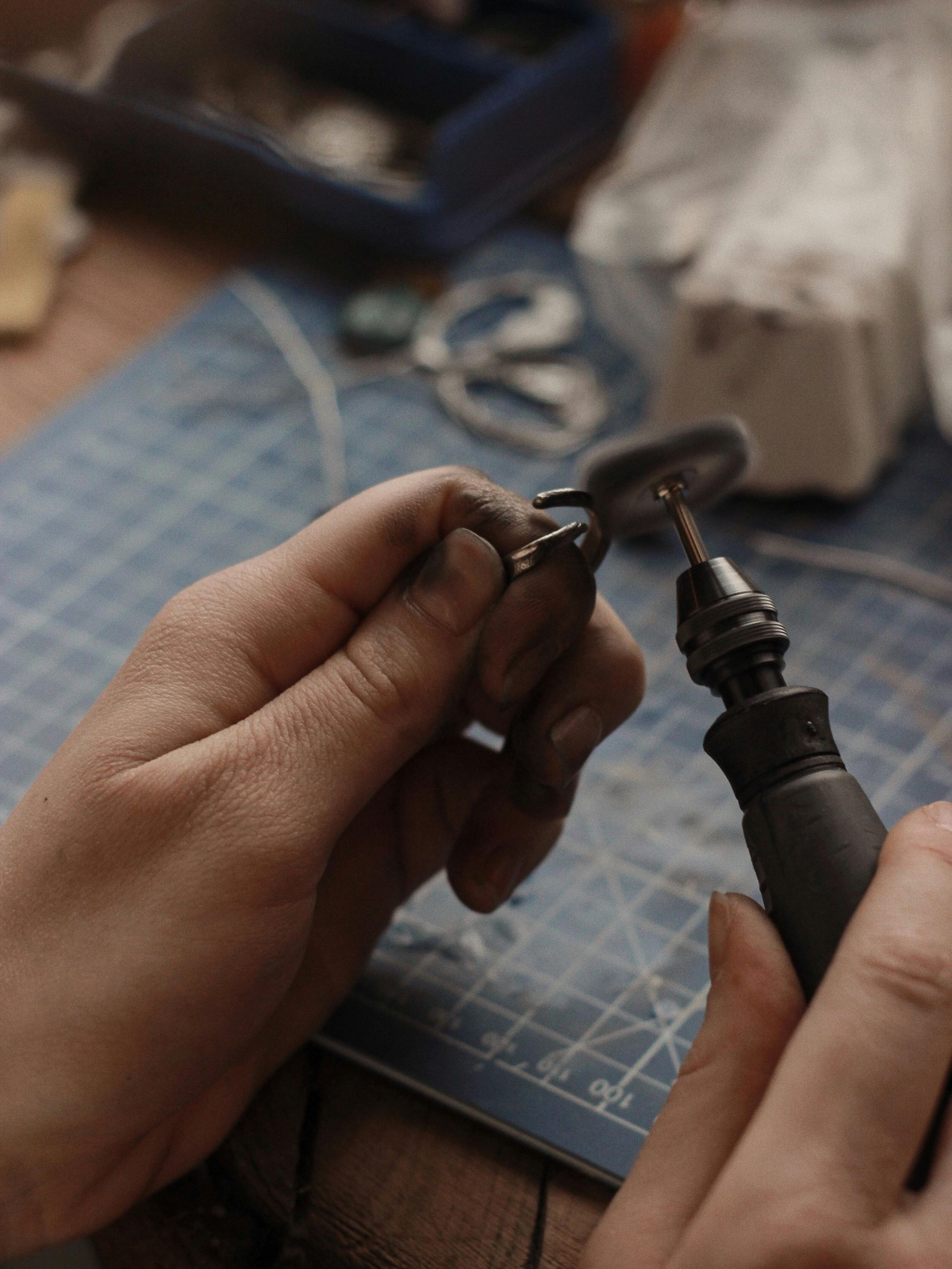 Esmerilando bordes de anillo