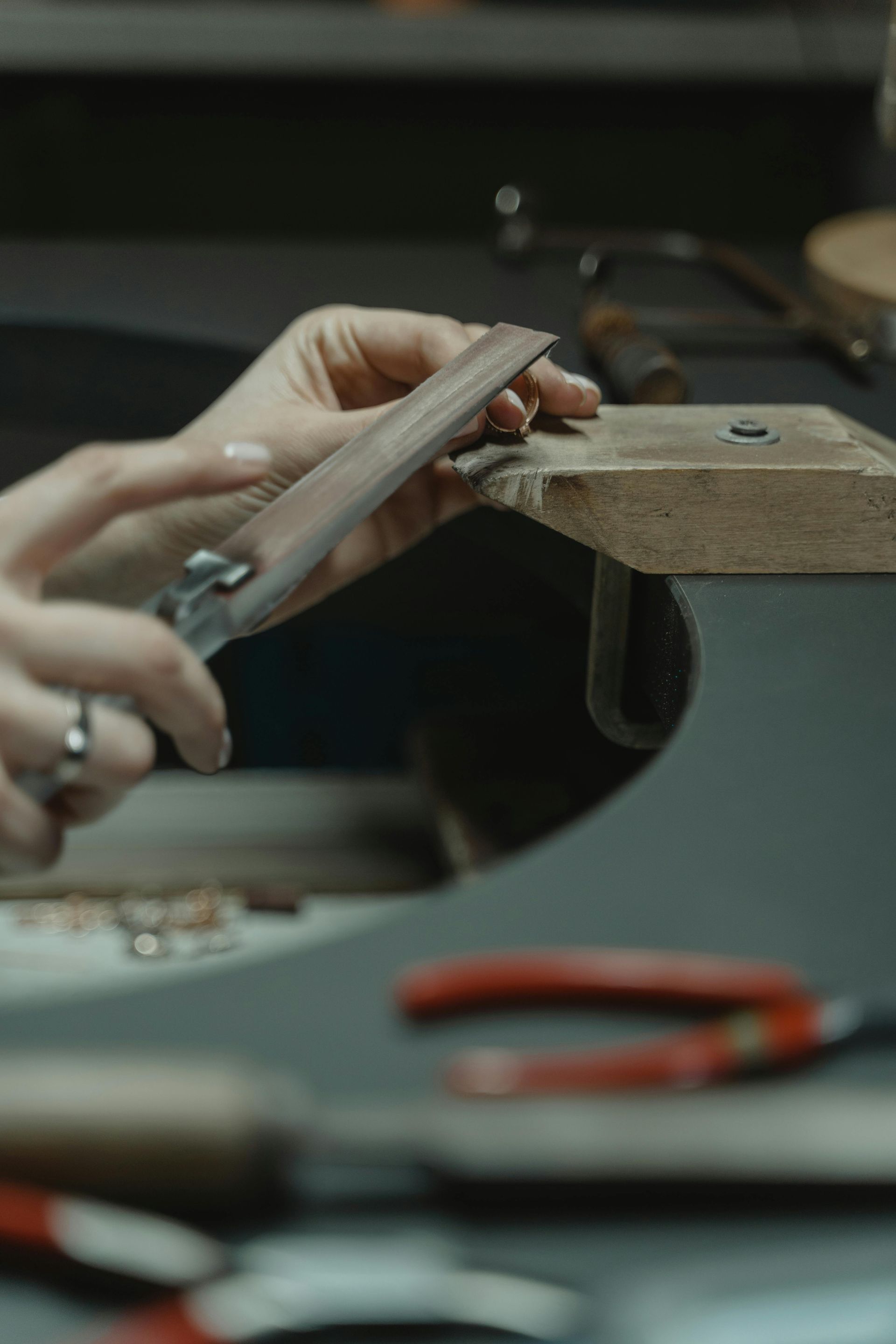 Limando esquinas de anillos de oro