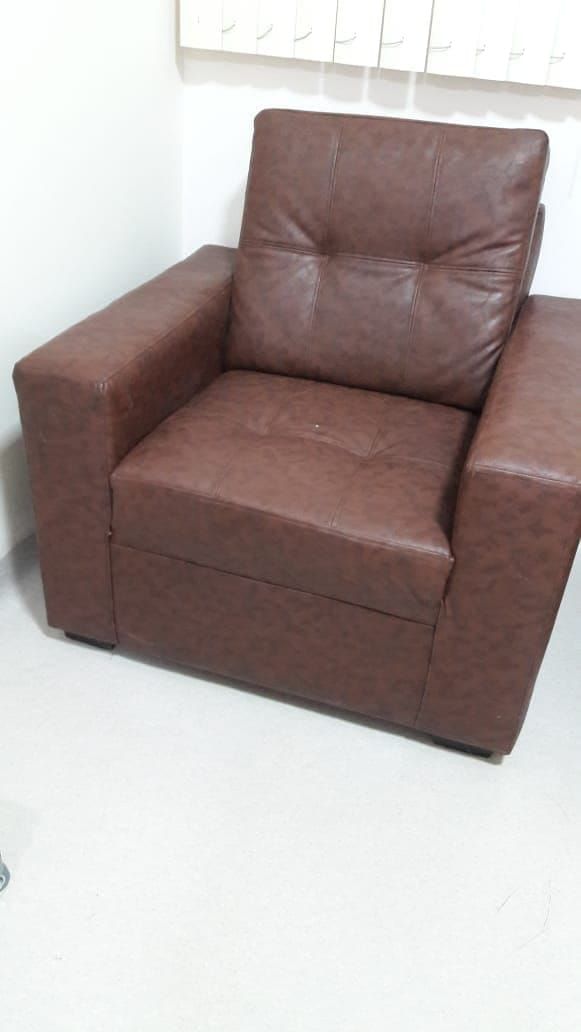 Sillón de cuero marrón en una habitación.