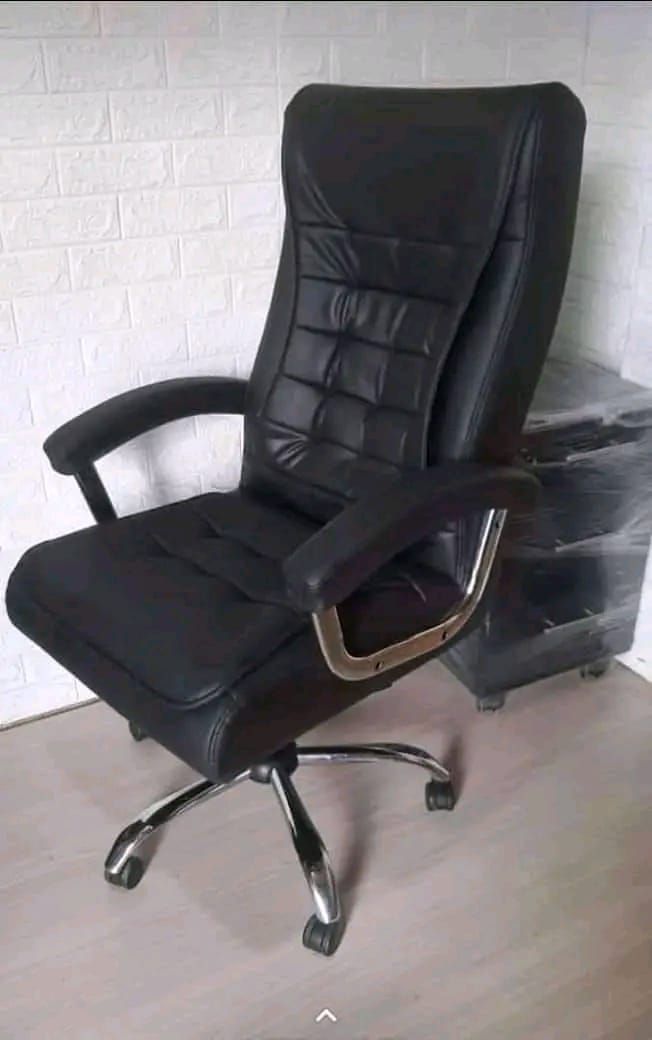 Silla de oficina de cuero negro con base cromada.