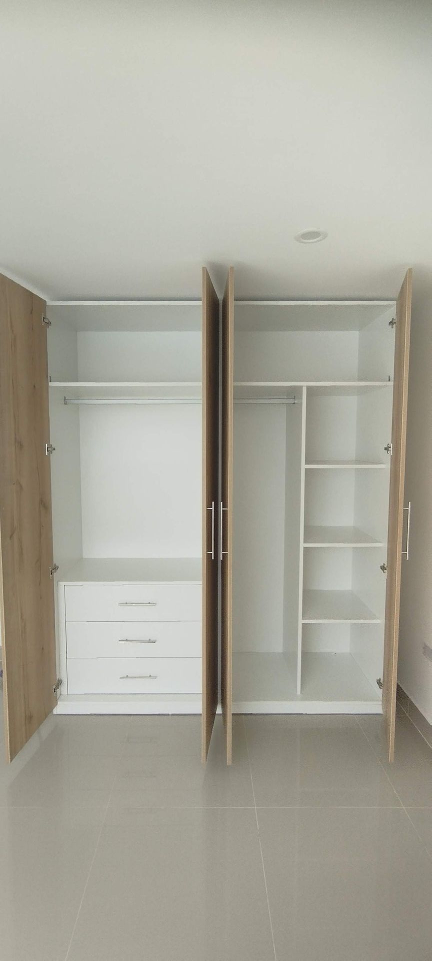 Armario abierto con interior blanco,