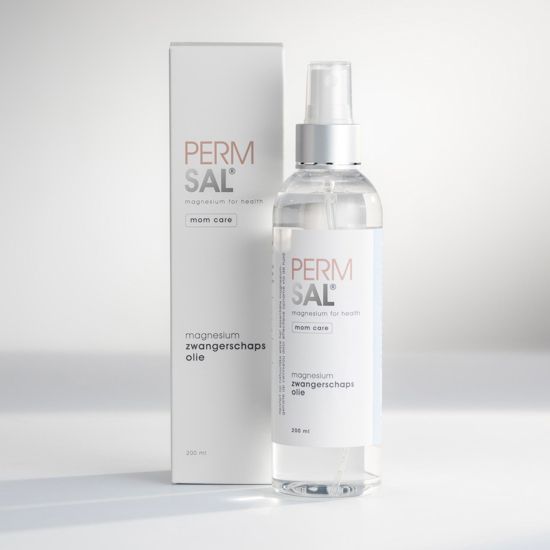 Een fles en doos Permsal magnesium zwangerschapsolie, gepresenteerd in een witte verpakking tegen een neutrale achtergrond.