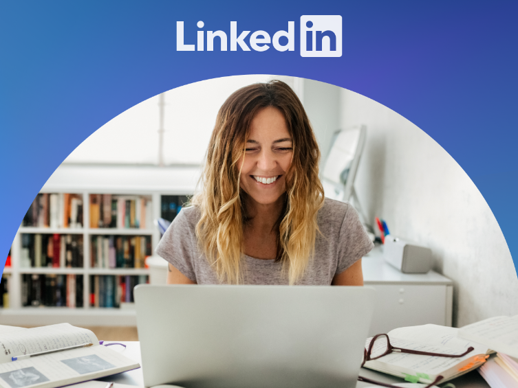 Bind von LinkedIn mit einer Frau vor einem Laptop