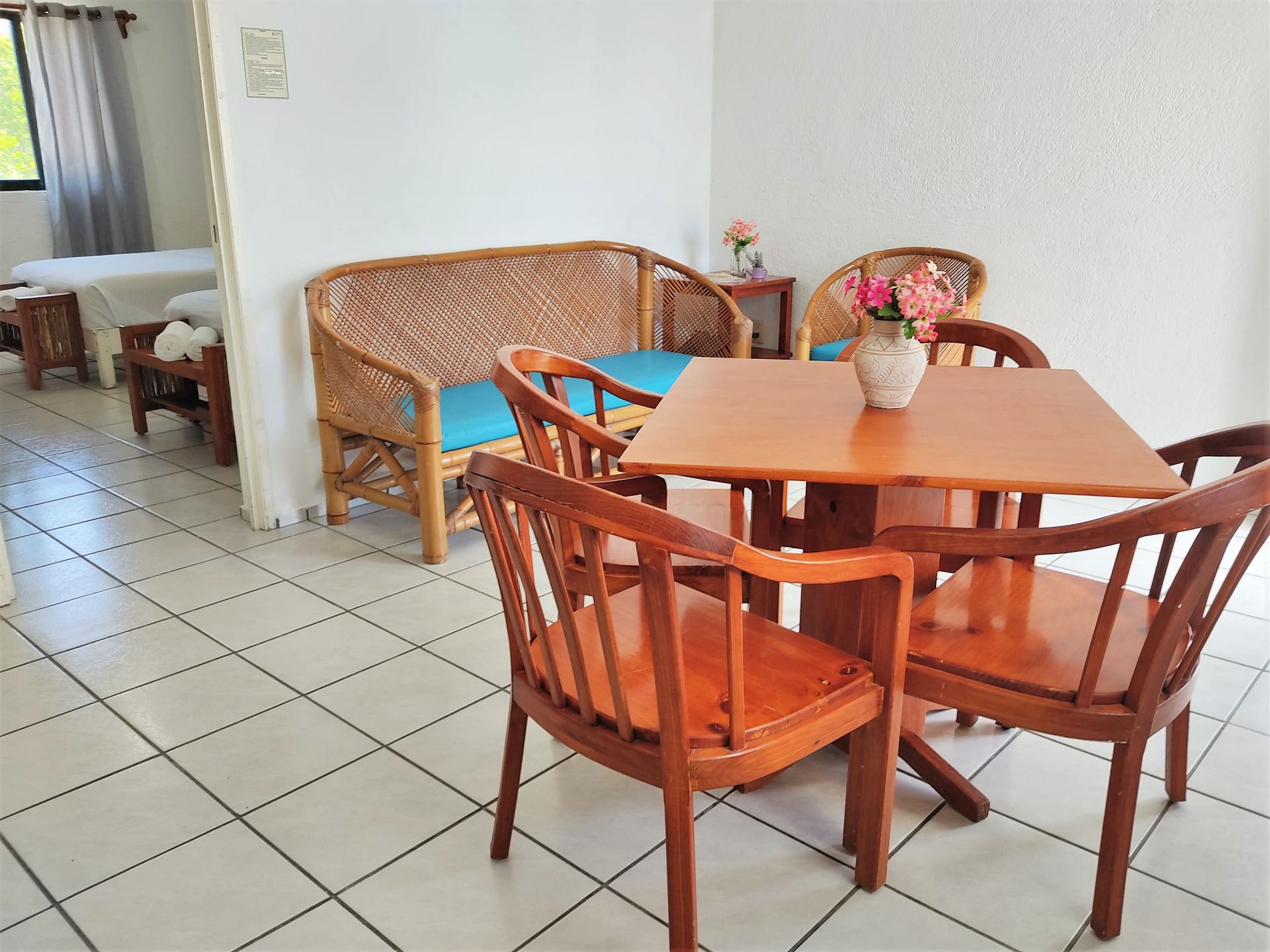 Una sala de estar con una mesa y sillas y un sofá.