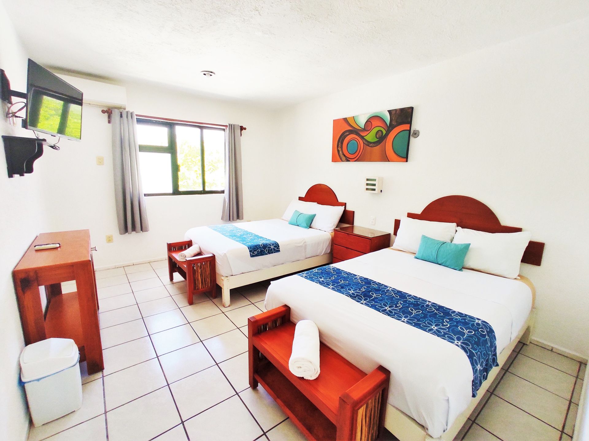 Una habitación de hotel con dos camas y televisión.