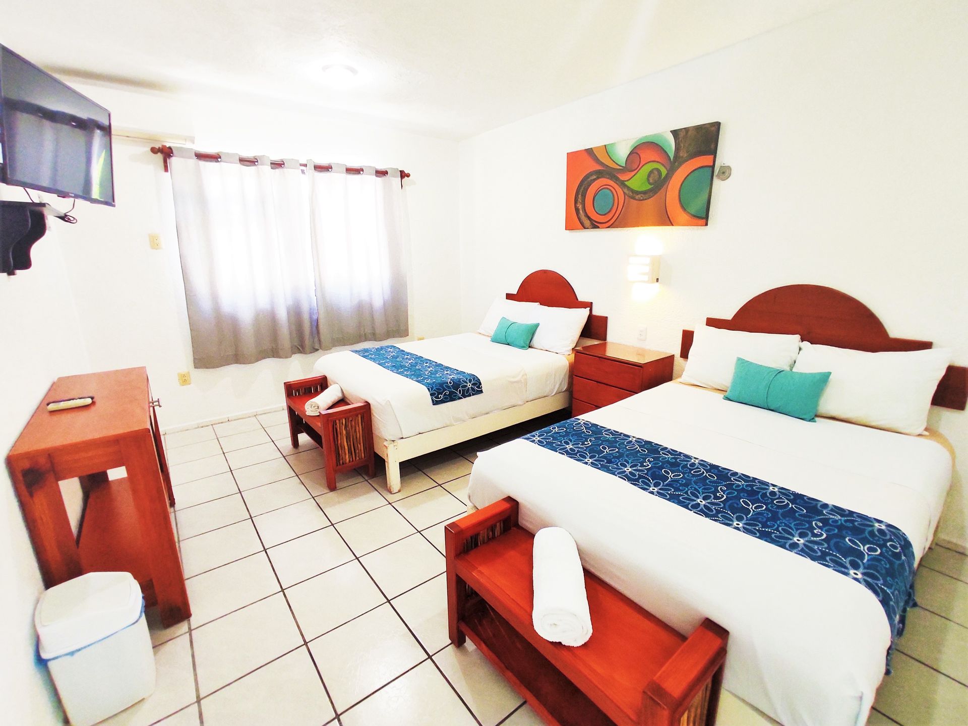Una habitación de hotel con dos camas y televisión.