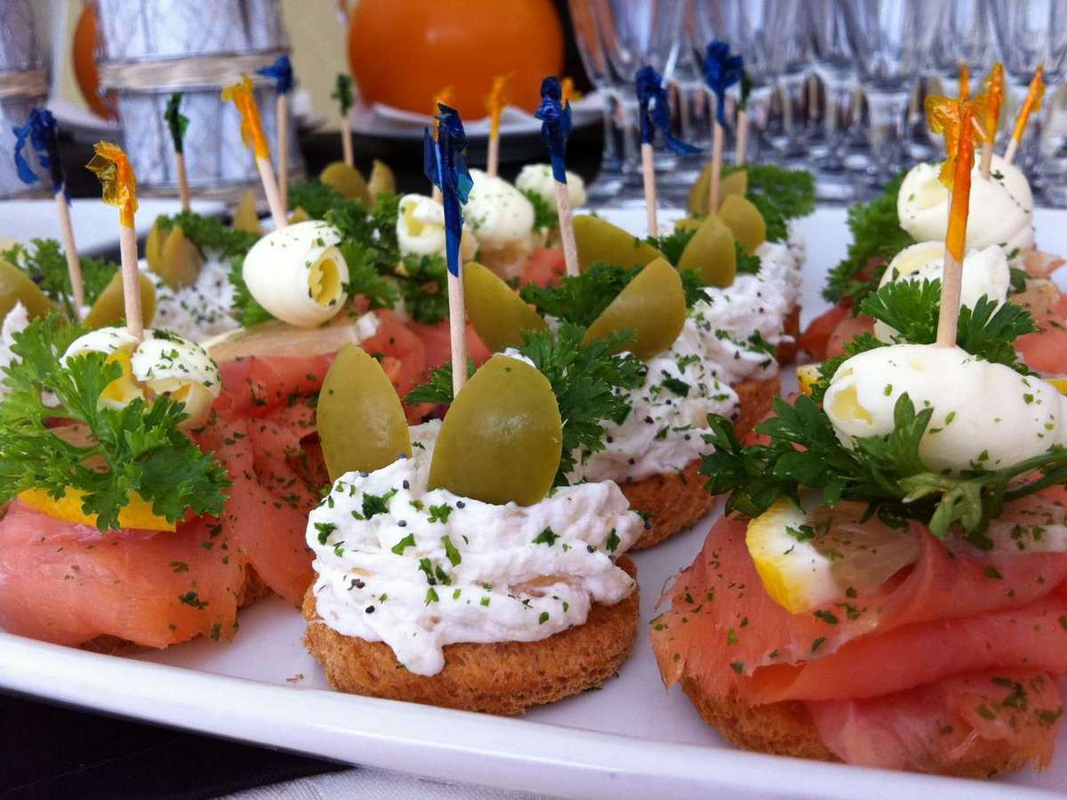 Un piatto bianco sormontato da una varietà di antipasti
