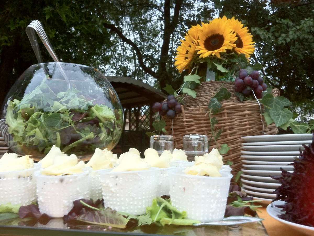 Una mostra di cibo con girasoli sullo sfondo