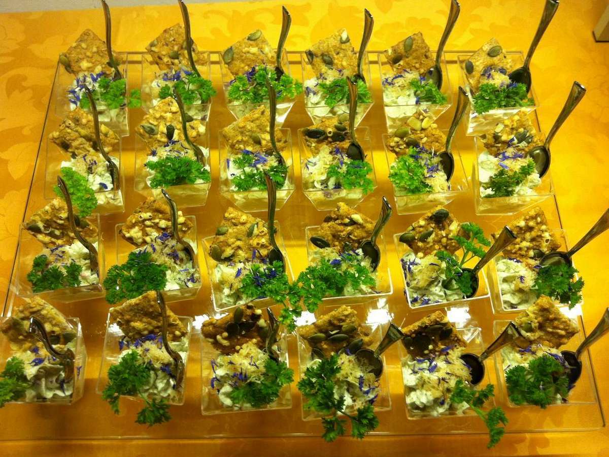 Un vassoio di antipasti con cucchiai su un tavolo