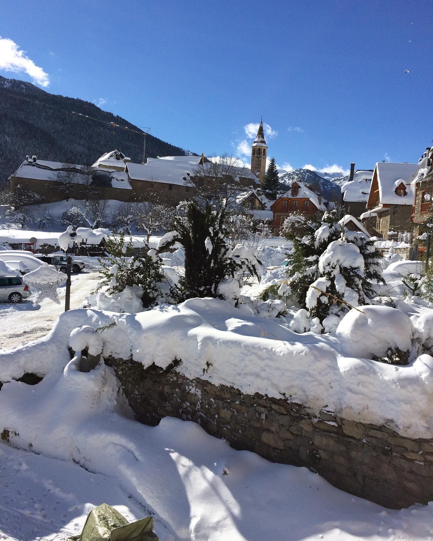 Un paisaje nevado con un pequeño pueblo al fondo