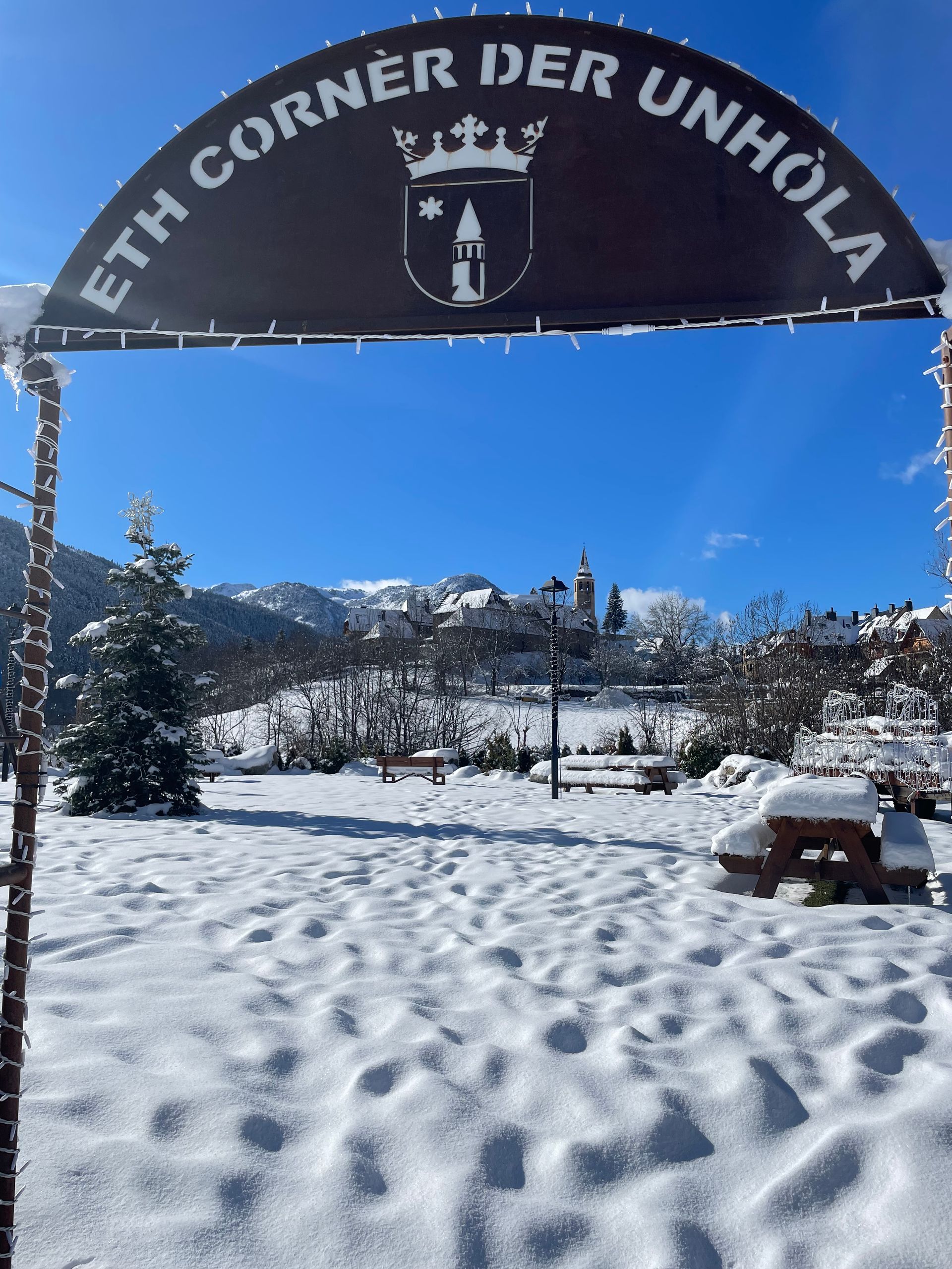 Un cartel en la nieve dice 