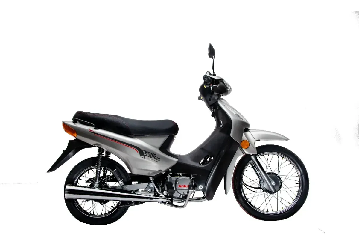 Motocicleta negra tipo underbone sobre fondo blanco, inclinada hacia la izquierda, con escape y espejos plateados.