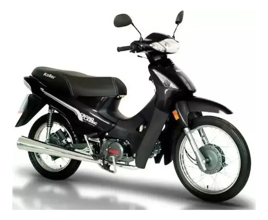 Motocicleta negra tipo underbone sobre fondo blanco, inclinada hacia la izquierda, con escape y espejos plateados.