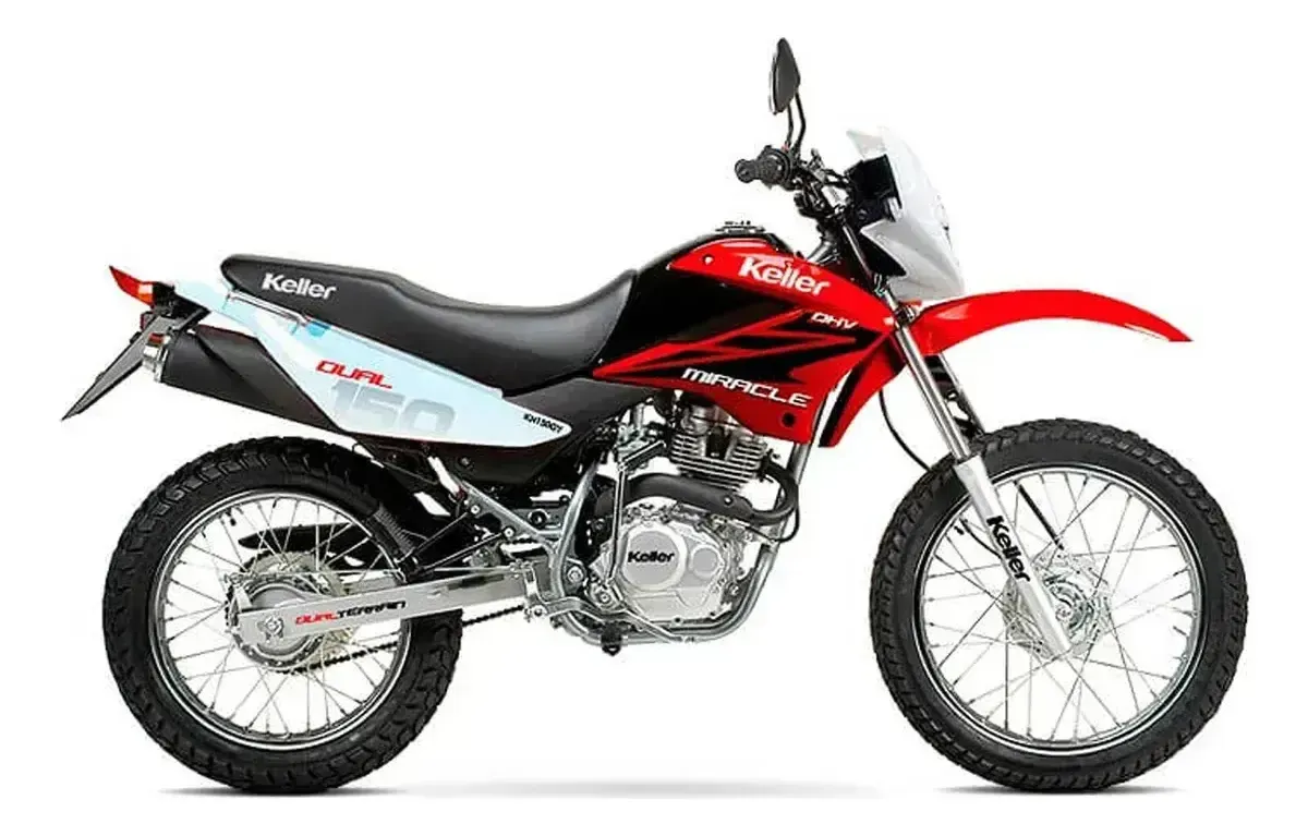 Motocicleta de doble propósito roja y negra sobre un fondo blanco.