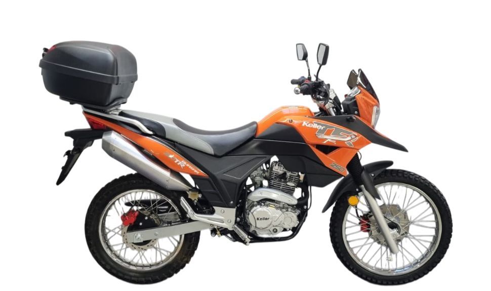Motocicleta de turismo naranja y negra con una caja de almacenamiento trasera, vista lateral sobre fondo blanco.