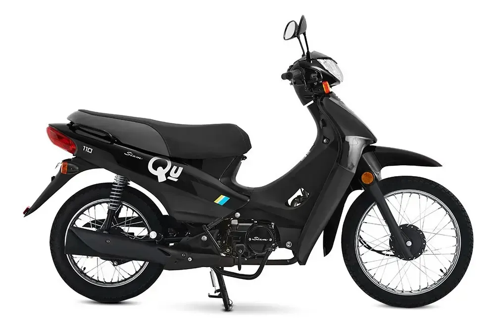 Motocicleta scooter negra con ruedas blancas sobre un fondo blanco liso