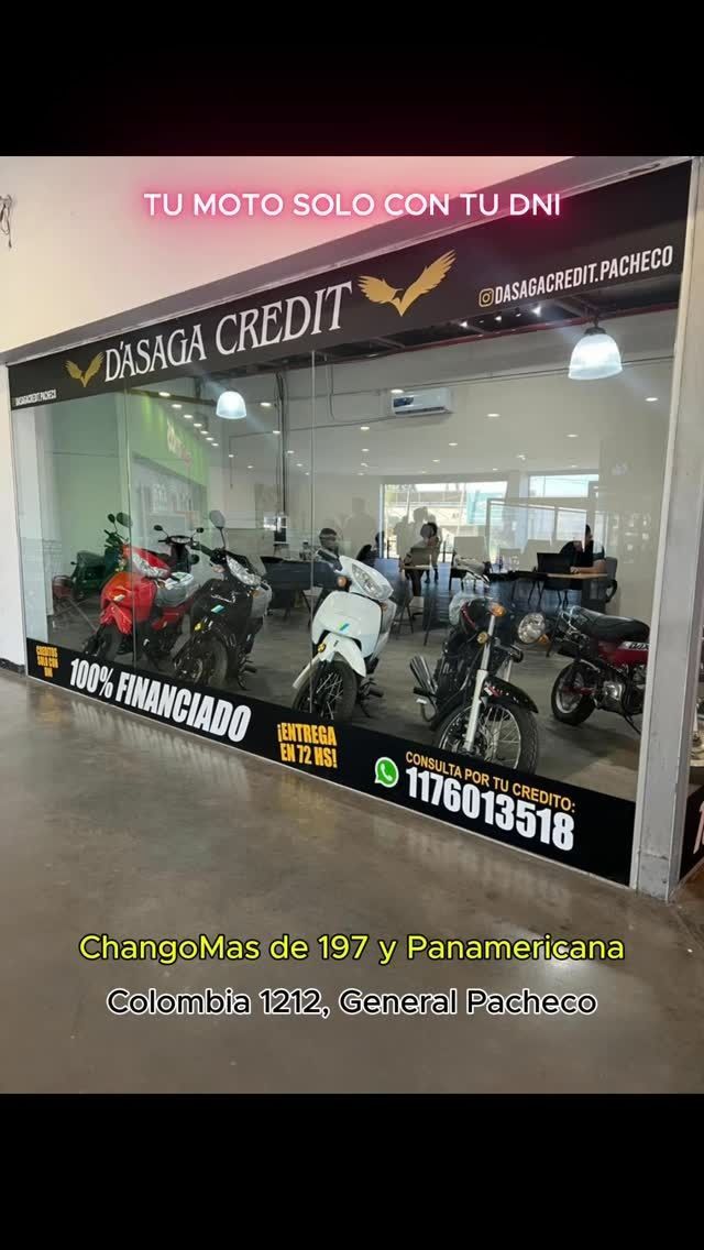 Sala de exposición de un concesionario de motocicletas con filas de scooters y motos 