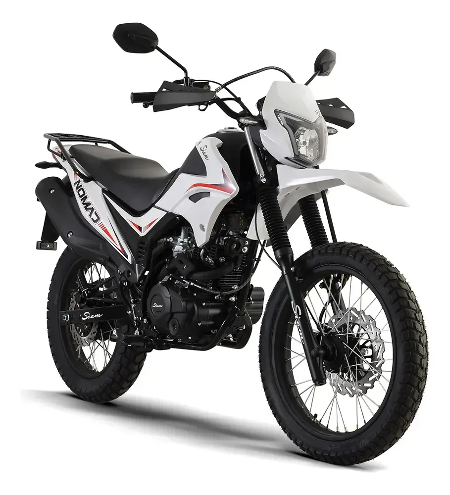Motocicleta de doble propósito negra y gris sobre un fondo blanco.