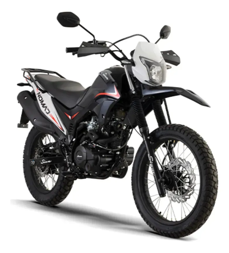 Motocicleta de doble propósito negra y gris sobre un fondo blanco.