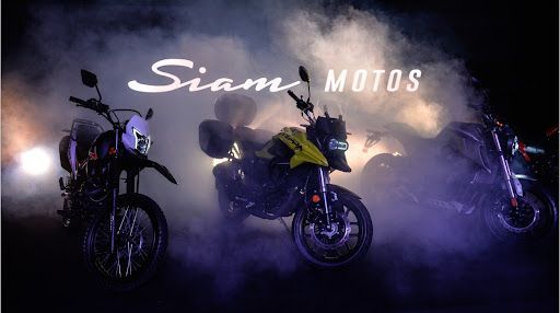 Tres motocicletas en una niebla púrpura con el texto “Siam Motos” encima.