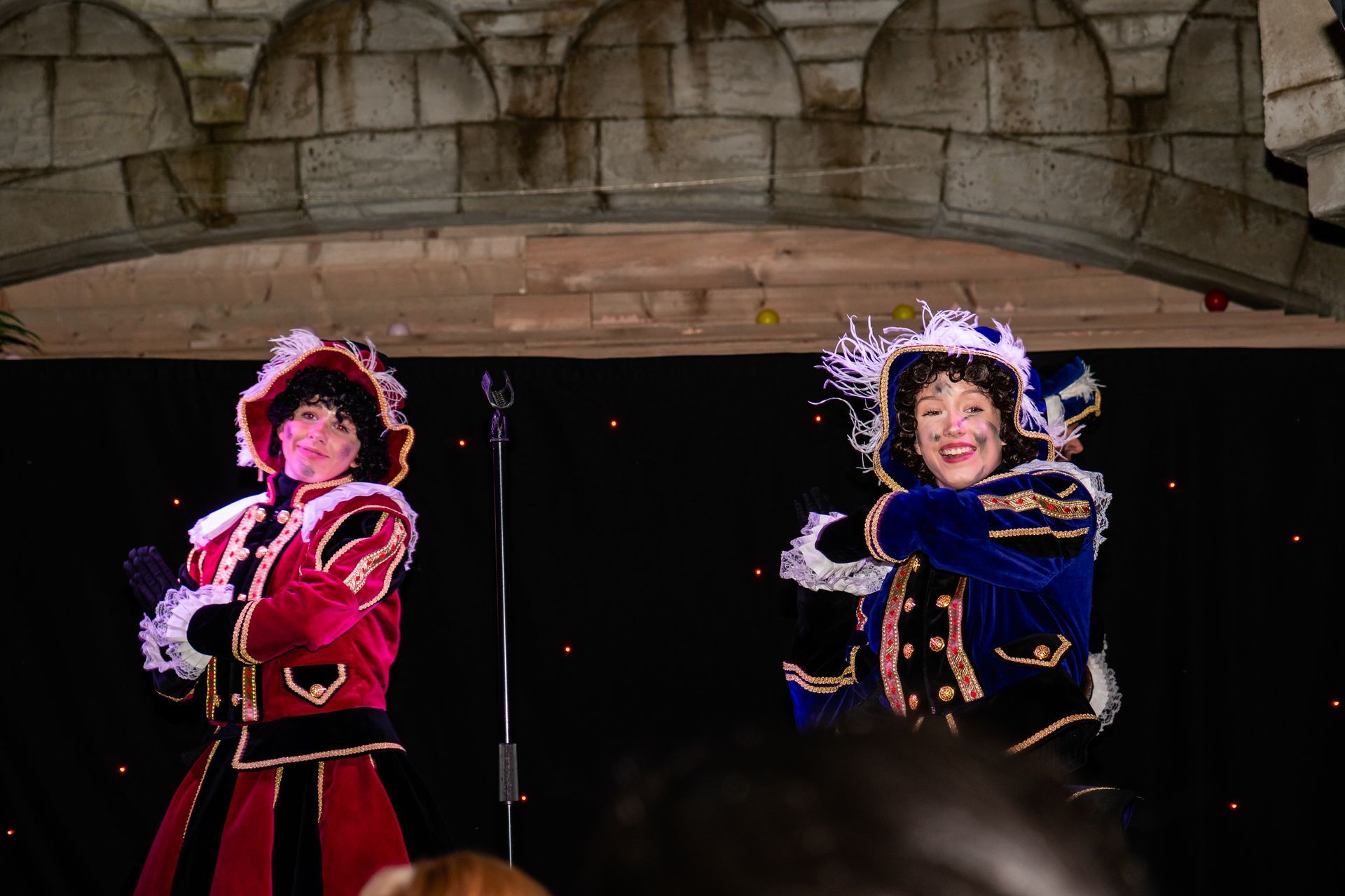 Dansmeiden tijdens de Piet Toby show