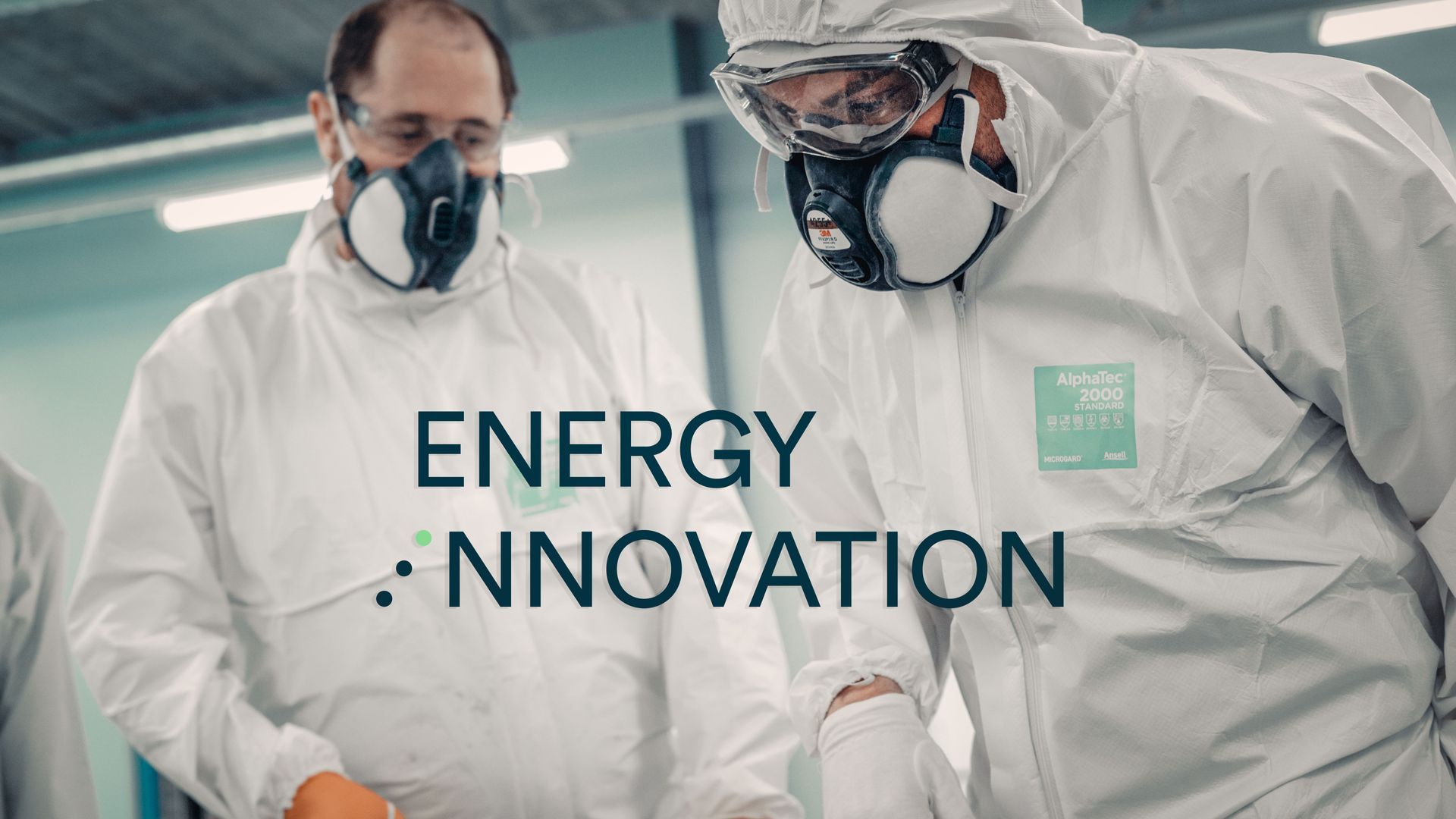 To personer i hvite beskyttelsesdrakter og åndedrettsvern jobber i et laboratorium. Ordene «ENERGI: INNOVASJON» vises i forgrunnen.
