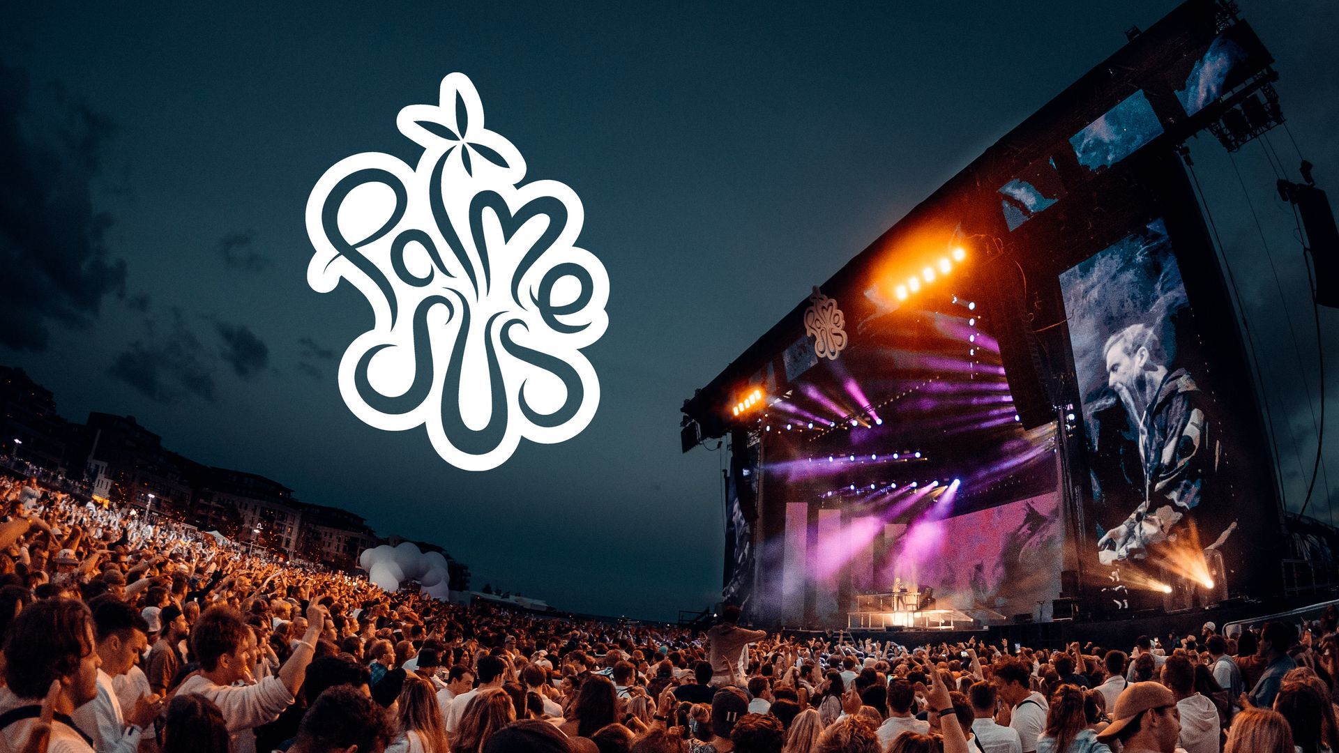 Publikum på en konsert med en stor scene under nattehimmelen. «Palme»-logoen er synlig øverst til venstre.