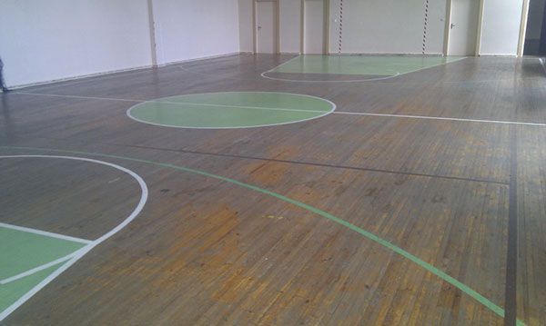 Grīdu ieklāšan sporta zālē